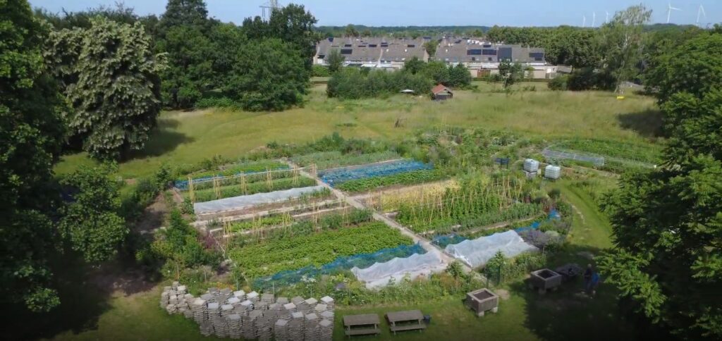 Luchtfoto van de Stadstuinderij Venlo in het Maashofpark