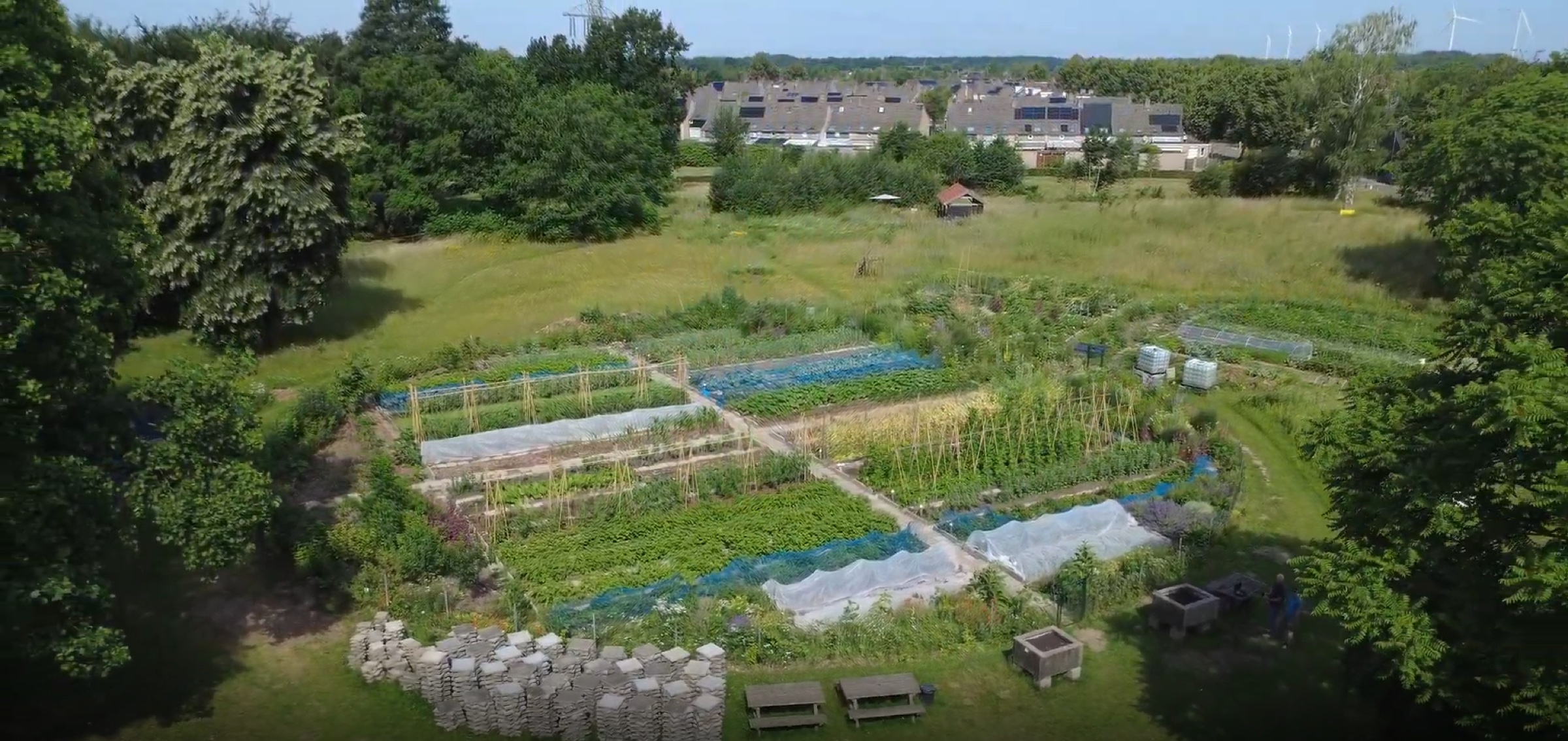 Luchtfoto van de Stadstuinderij Venlo in het Maashofpark